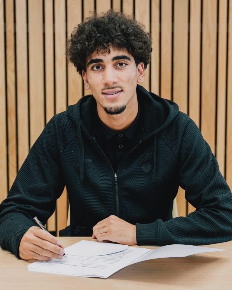 Gwanzura extends Norwich City contract